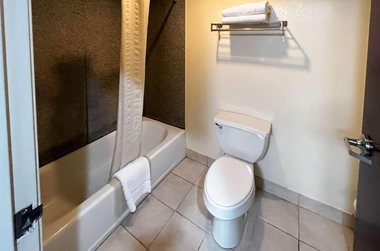 Executive Inn & Suites Breaux Bridge, La ภายนอก รูปภาพ